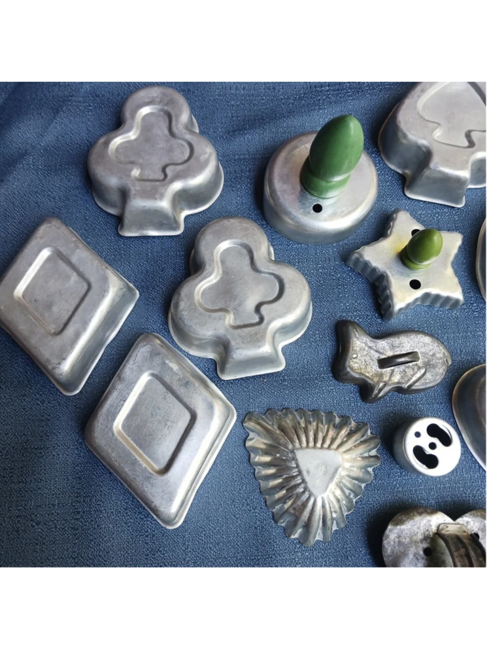 Lot Of Vintage Metal Cookie Cutters Biscuit Green Handle, Crinkle, Hearts Etc